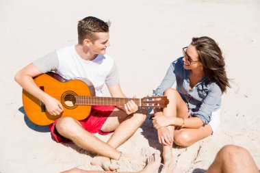 Sahilde gitar ile güzel gençler