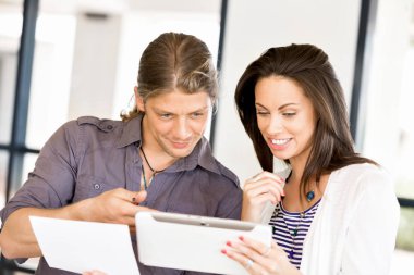 İki genç iş adamları Office görüntü