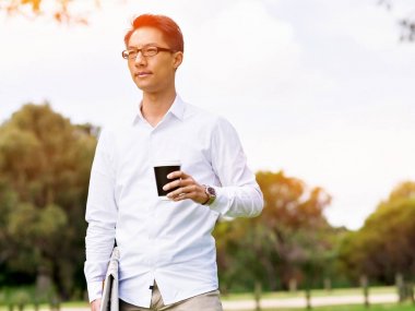 Adam bir parkta bir kahve molası