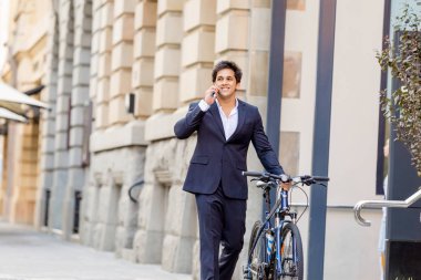 Başarılı bir iş adamı binicilik bisiklet