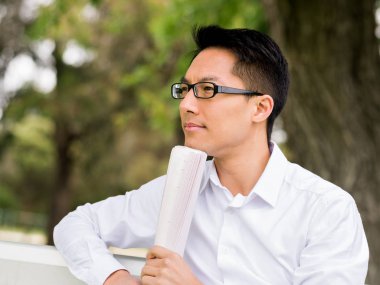 Parkta onun mola sırasında düşünme işadamı