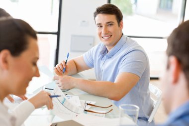 Ofiste rahat genç adam