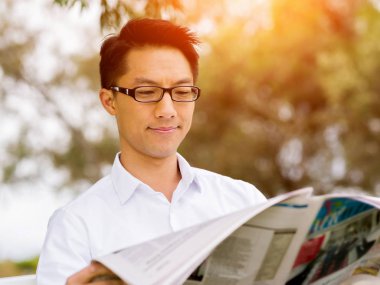 Parkta onun mola sırasında genç işadamı