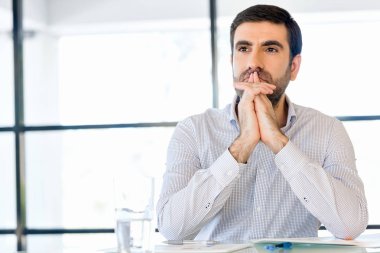 Ofisinde dalgın işadamı