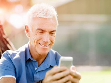 Lomature adam açık havada istimal hareket eden telefon