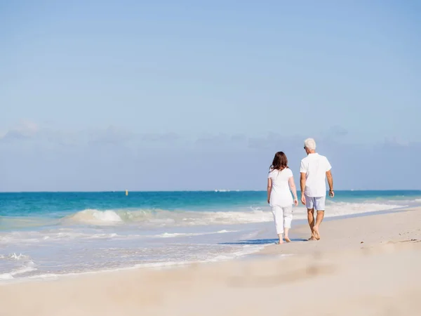 Wandelen langs de golven — Stockfoto