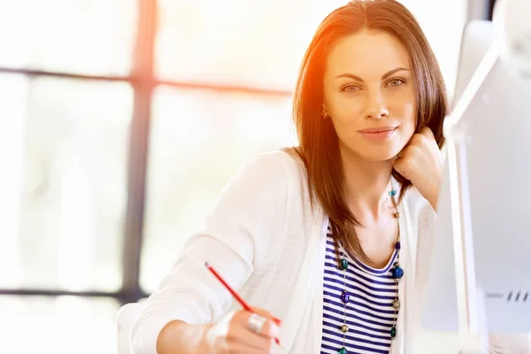 Feliz empresario o freelancer en una oficina o casa —  Fotos de Stock