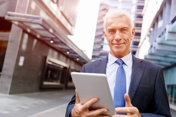 Senior zakenman bedrijf touchpad — Stockfoto