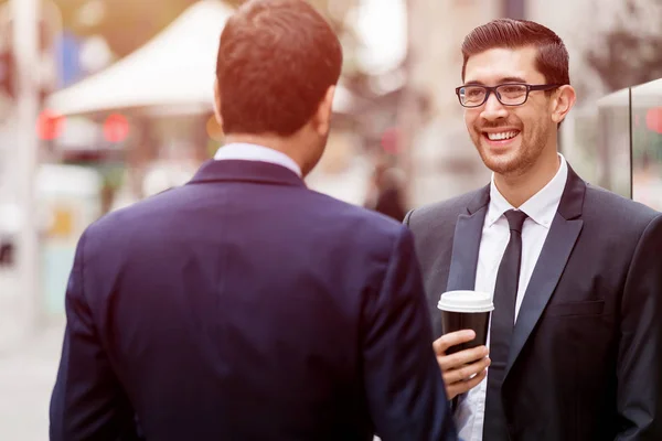 Dos hombres de negocios hablando al aire libre —  Fotos de Stock