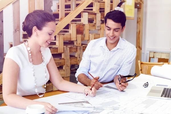 Dos jóvenes arquitectos en el cargo — Foto de Stock