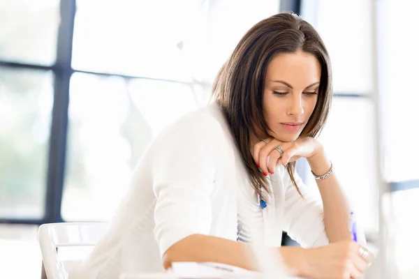 Entrepreneur heureux ou pigiste dans un bureau ou à la maison — Photo