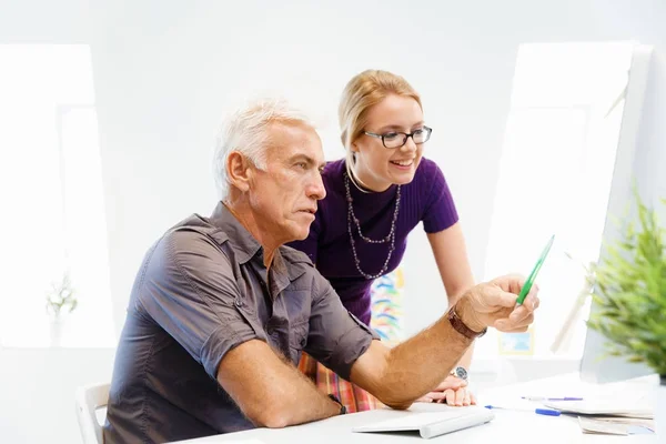 Collaboratori che lavorano insieme — Foto Stock