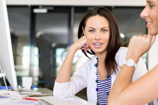 Entrepreneur heureux ou pigiste dans un bureau ou à la maison — Photo