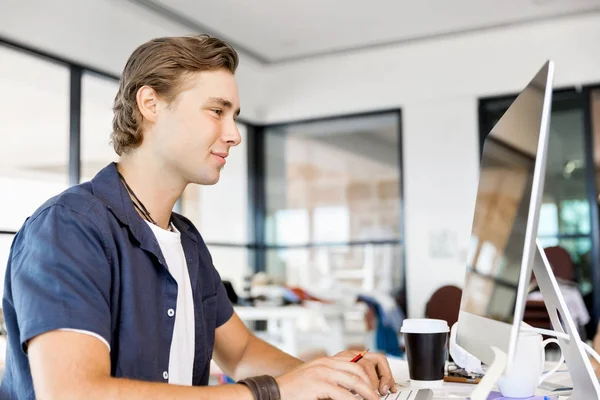 Schöner Geschäftsmann, der am Computer arbeitet — Stockfoto