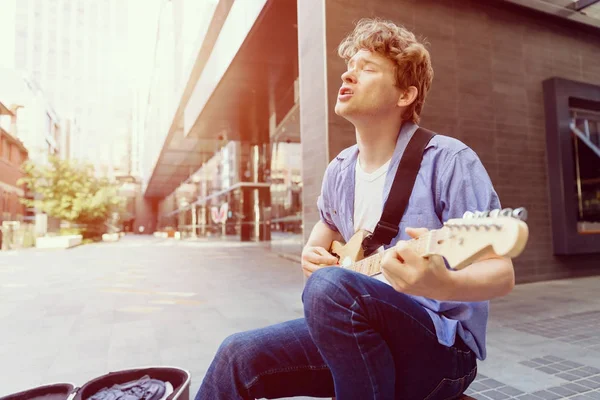 Junge Musikerin mit Gitarre in der Stadt — Stockfoto