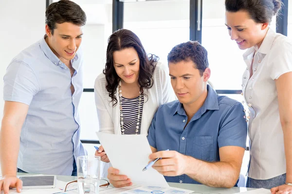 Groep van gelukkige jonge zakenmensen in een vergadering — Stockfoto