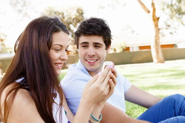 Jovem casal no parque — Fotografia de Stock