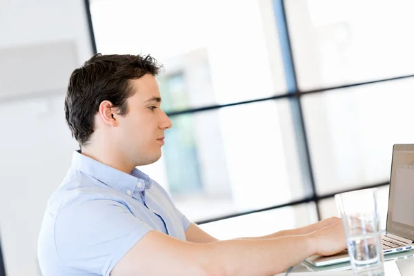 Schöner Geschäftsmann, der am Computer arbeitet — Stockfoto