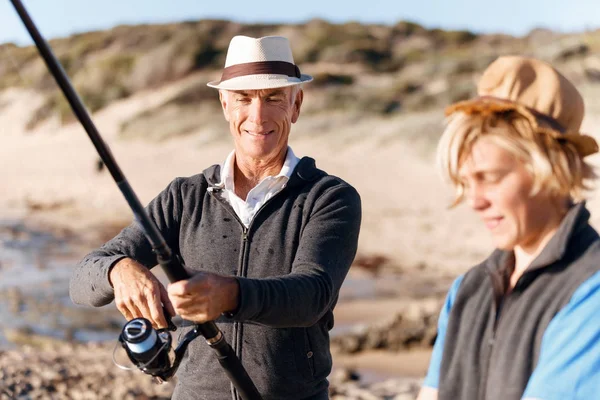 Yaşlı adam torunuyla balık tutuyor.