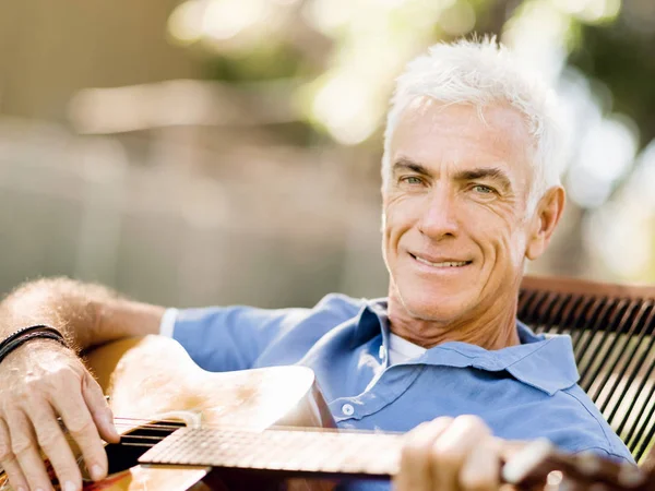 Senior homme plying guitare en plein air — Photo