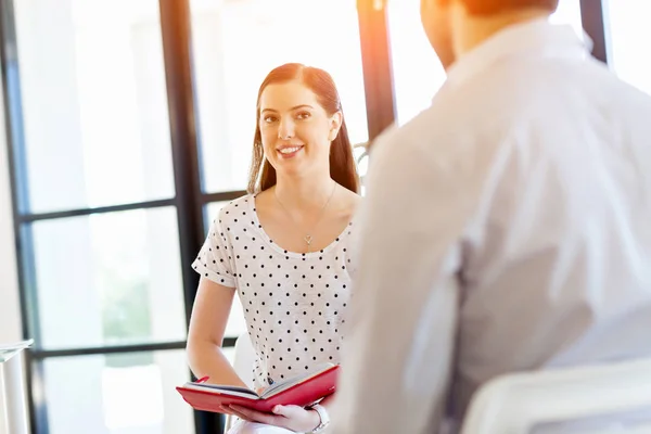 Affärsmän på intervju i office — Stockfoto