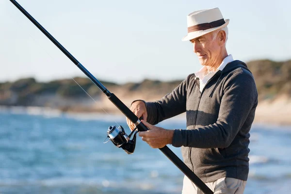 老人在海上钓鱼侧 — 图库照片