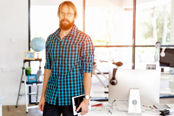 Genç adam ofiste çalışıyor.