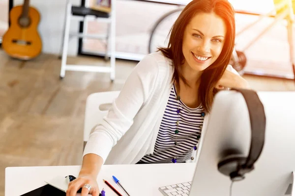 Feliz empresario o freelancer en una oficina o casa — Foto de Stock