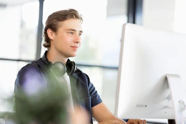 Schöner Geschäftsmann, der am Computer arbeitet — Stockfoto