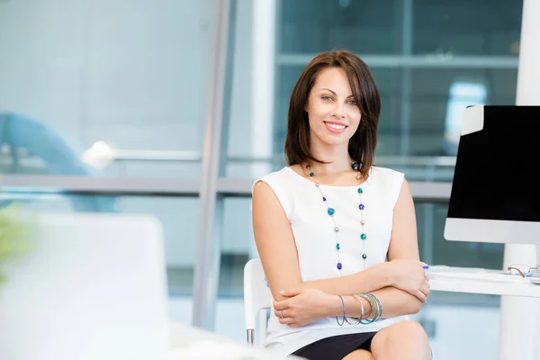 Femme d'affaires réussie moderne — Photo