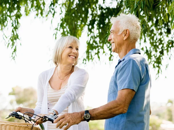 Couple sénior relaxant dans le parc — Photo