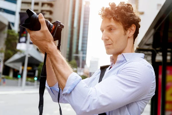 Erkek fotoğrafçı alarak resim