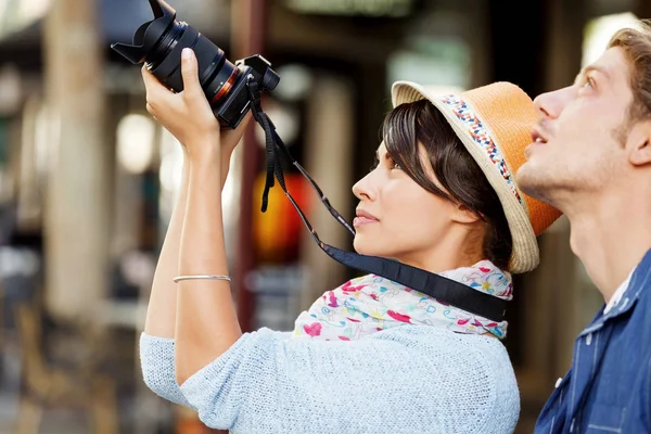 Smiling couple with the camera — Stock Photo, Image