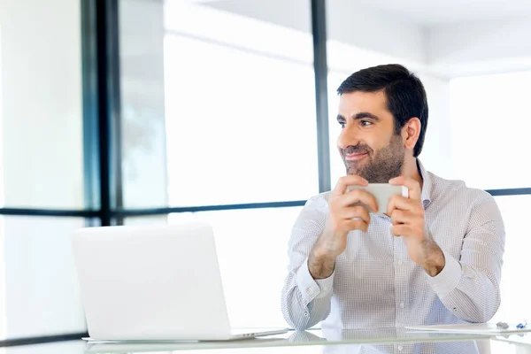 Zelfverzekerde jonge man in slimme vrijetijdskleding bedrijf telefoon — Stockfoto