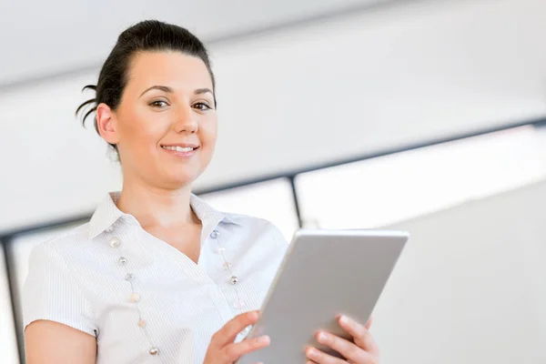 Mulher sorridente com tablet pc — Fotografia de Stock