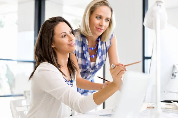 Bild von zwei jungen Geschäftsfrauen im Amt — Stockfoto