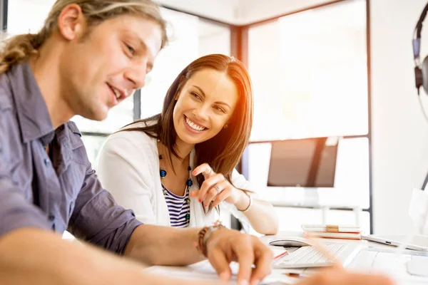 İki genç iş adamları Office görüntü