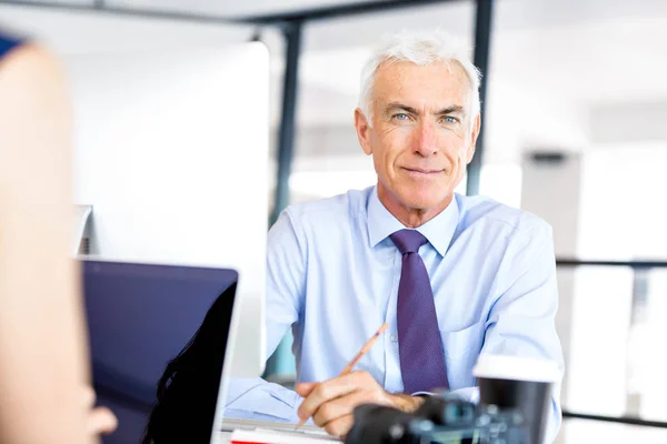 Zakenman aan het Bureau — Stockfoto