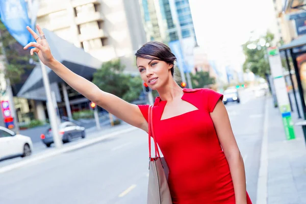 Femme d'affaires essayant d'attraper un taxi — Photo