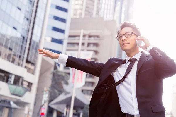 Waving for a taxi in city — Stock Photo, Image