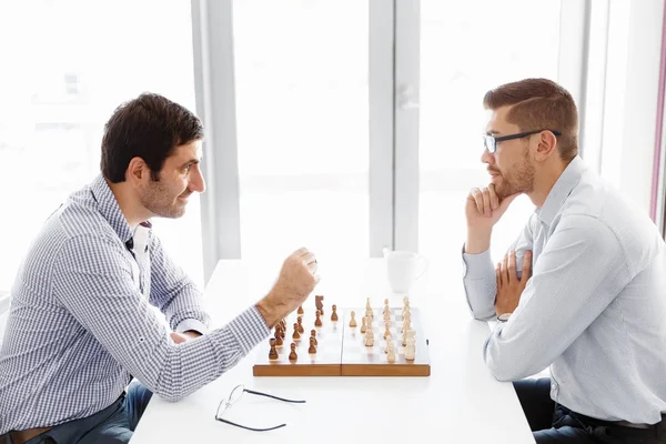 Porträtt av två ung man spela schack — Stockfoto