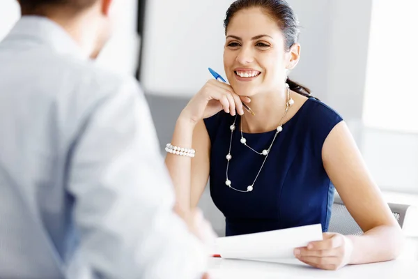 Attraktive Büroangestellte am Schreibtisch — Stockfoto