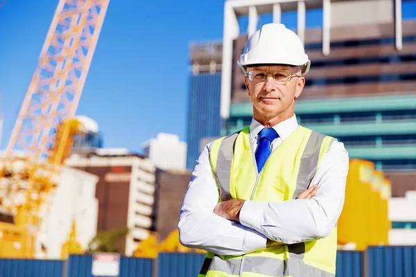 Engenheiro construtor em canteiro de obras — Fotografia de Stock