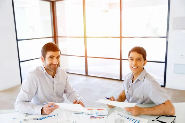 Obrázek dvou mladých podnikatelů na úřadu — Stock fotografie
