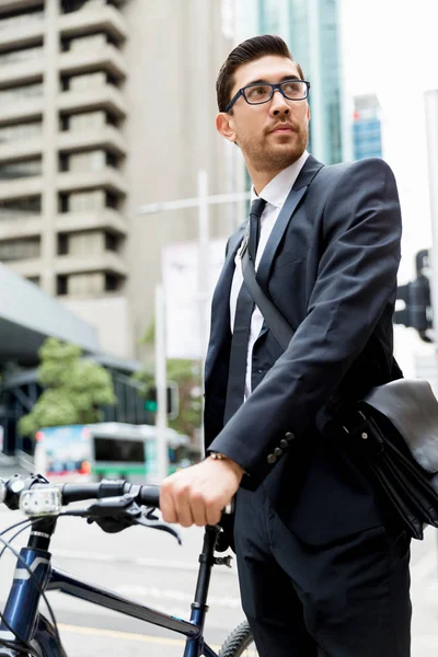 Jóvenes empresarios con una bicicleta —  Fotos de Stock