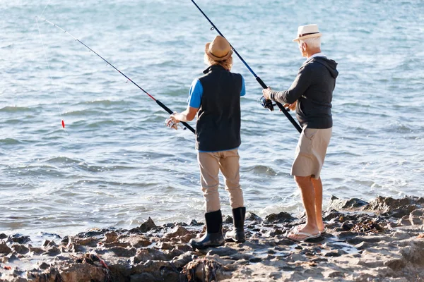 Hombre mayor pescando con su nieto —  Fotos de Stock