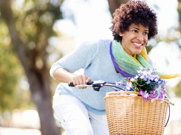 Счастливая молодая женщина с велосипедом — стоковое фото