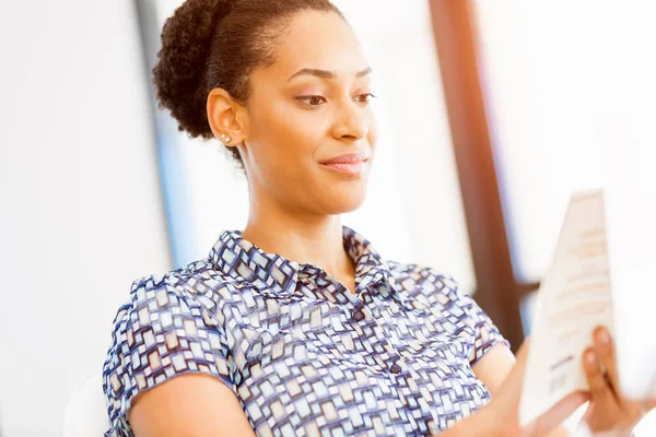 Portrait of smiling afro-american office worker in offfice — Stock Photo, Image