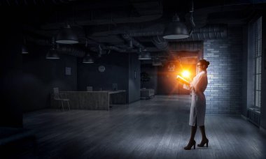 Bilim adamı kadın araştırma yapıyor. Karışık teknik