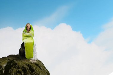 Kız turistik dinlenme. Karışık teknik